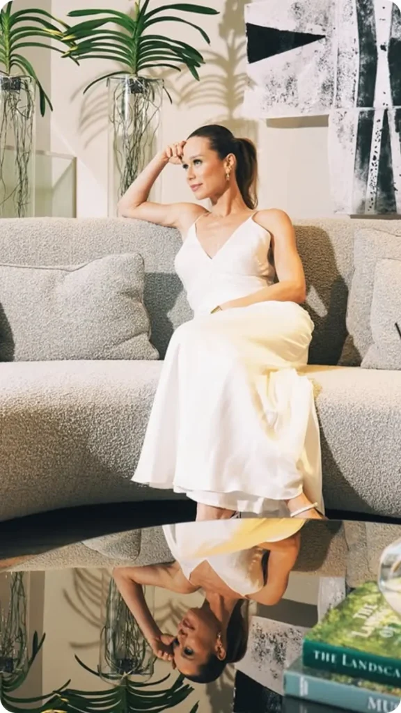 Mariana Ximenes sit on sofa and making pose for erome profile